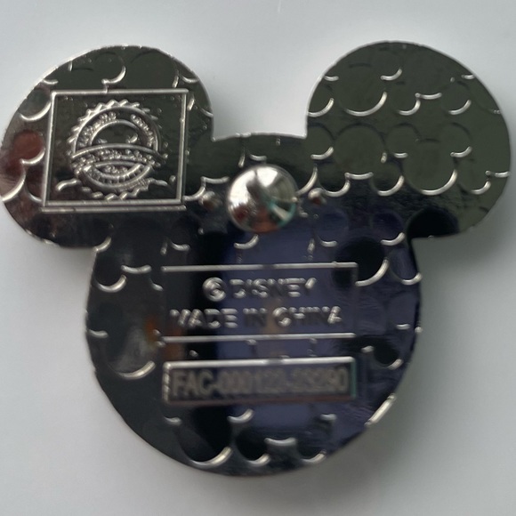 Disney Mickey Mouse Head Shaped Pin - NEW  - square like Crystals - Sparkles - Picture 4 of 4